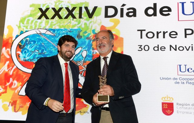 El presidente Fernando López Miras le entrega el premio al Cooperativista del Año Miguel Ángel Rodrígez 1 - Ucomur