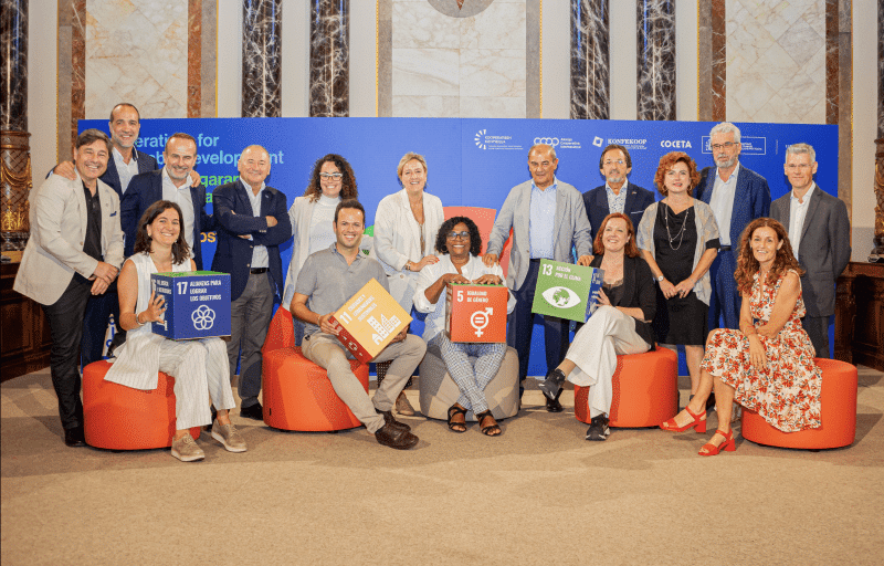 Foto de familia con representantes institucionales y del movimiento cooperativo internacional en San Sebastián el 1 de julio (ACI)