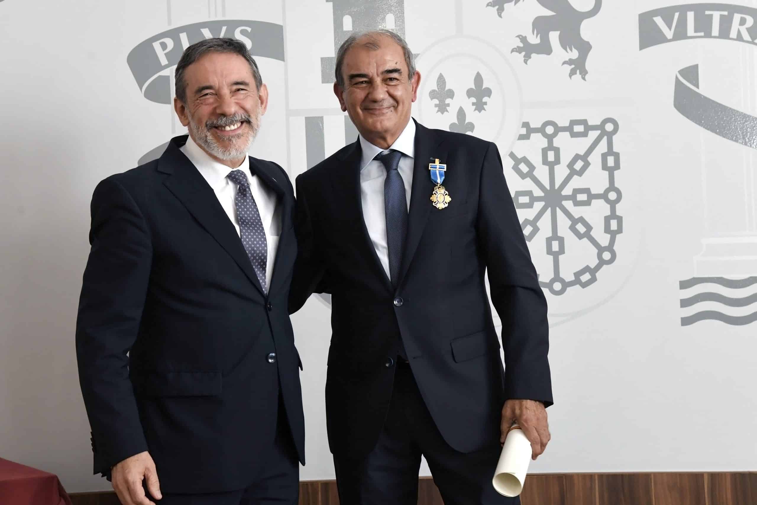 Juan Antonio Pedreño recibe la Cruz de Oficial del Mérito Civil (Juanchi López) (2) (1)