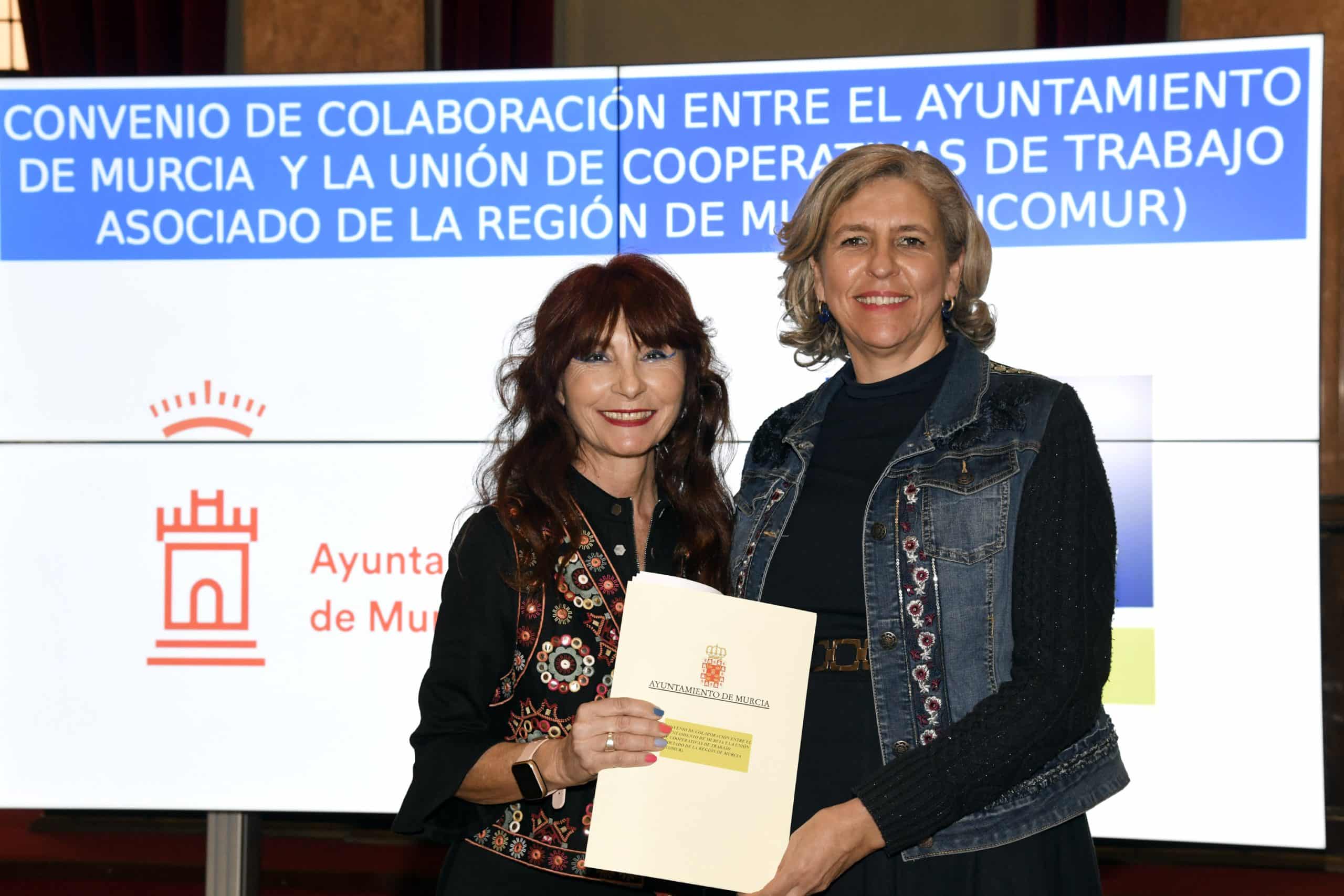 La directora de Empresa de Ucomur, Ruth Guerola, posa junto a la concejala de Gobierno Abierto, Promoción Económica y Empleo del Ayto. de Murcia, Mercedes Bernabé