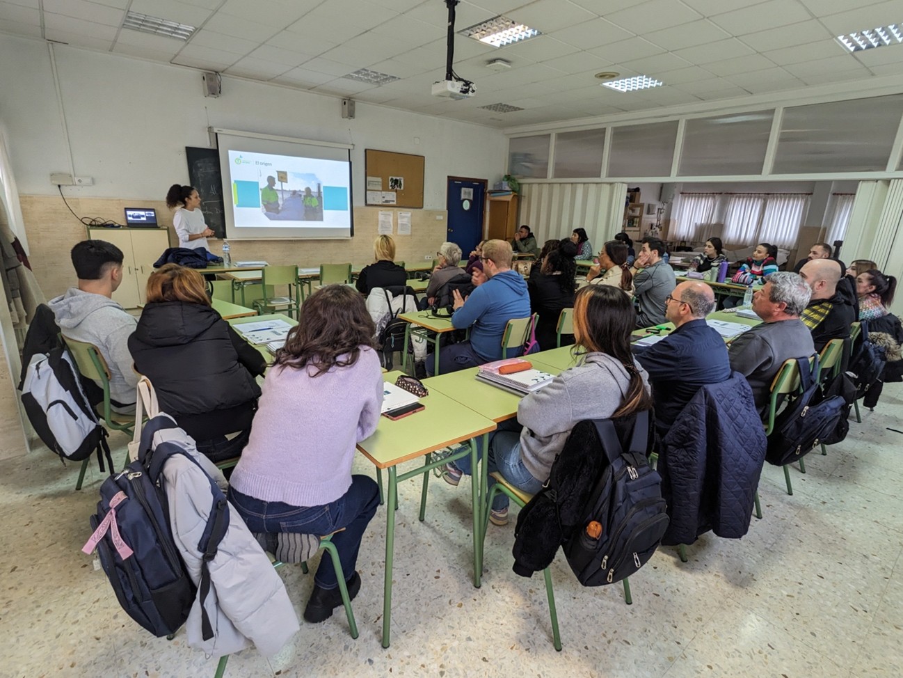 Ucomur expande su actividad formativa a Cieza para impulsar el empleo y fortalecer el sector sociosanitario en la comarca 2 CLASE FORMACIÓN SOCIOSANITARIO