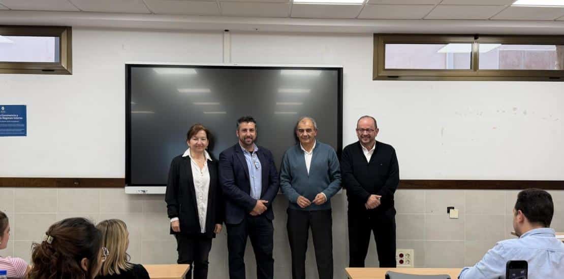 FOTO 1. PRESENTACIÓN PREMIO TRANSFER-ES UCOMUR UCAM